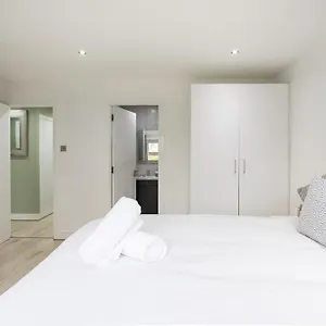 fabulous-modern-luxury-apartment-sleeps-6-parking.belfasthotelsireland.com/