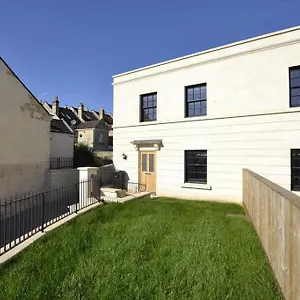 villa-fantastic-3-bed-house-with-parking.tophotelsbath.com/